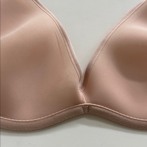 SKIMS Nude Plunge Bra - Picture 8 of 16